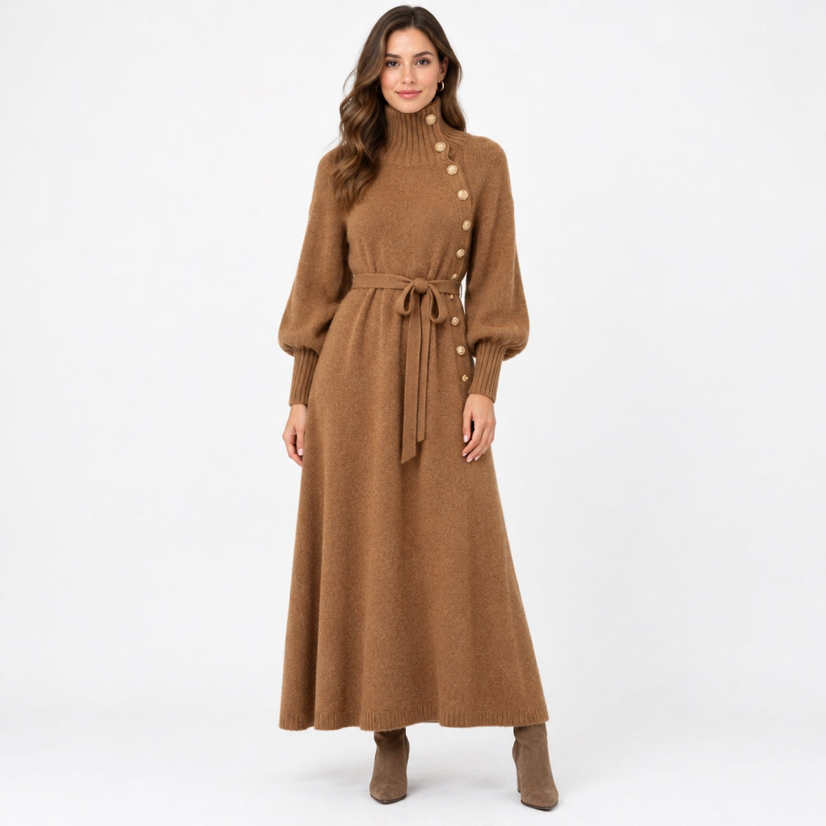 Robe pull col roulé longue boutonnée camel, portée par un mannequin en studio