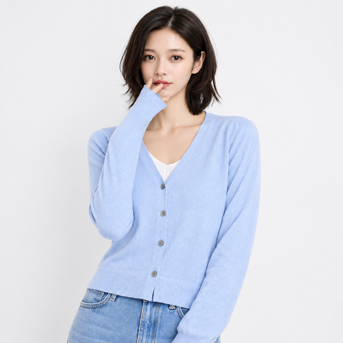 Cardigan femme en cachemire bleu ciel, vue studio