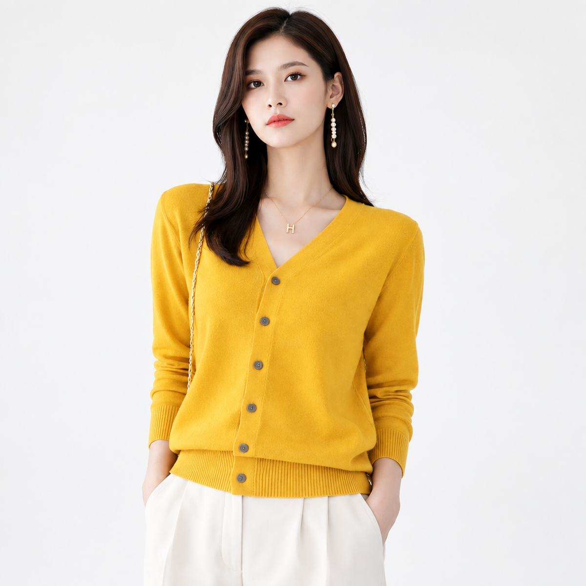 Cardigan femme en cachemire jaune, vue studio