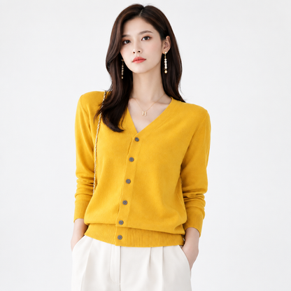 Cardigan femme en cachemire jaune, vue studio