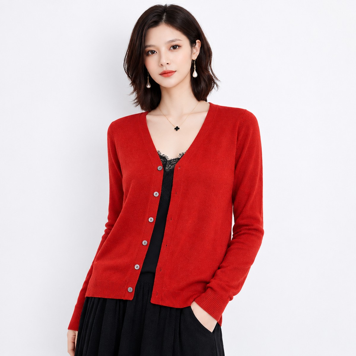 Cardigan femme en cachemire rouge, vue studio