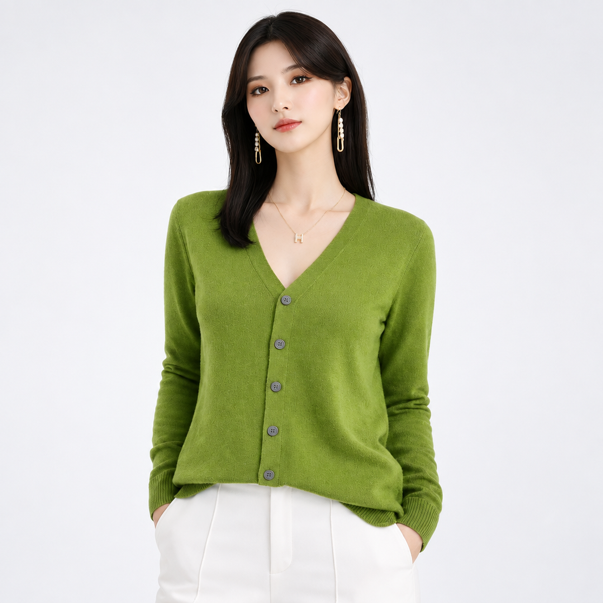 Cardigan femme en cachemire vert olive, vue studio