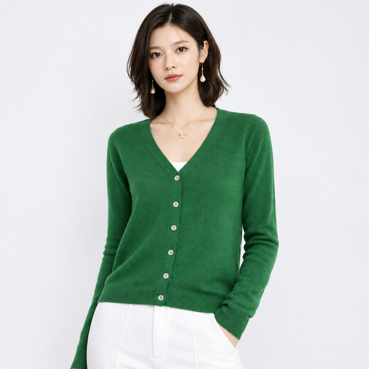 Cardigan femme en cachemire vert, vue studio
