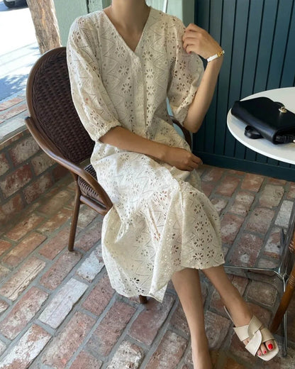 Robe Maxi Brodée Femme – Col V, Coupe Longue Fluide & Style Bohème