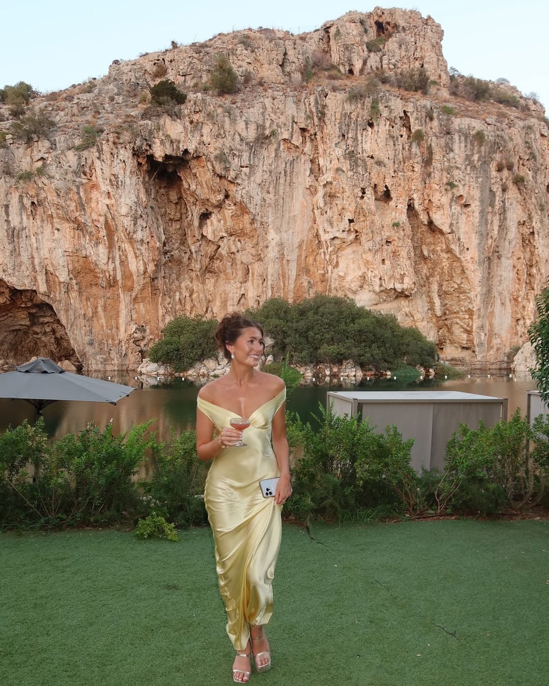 Robe Maxi Satinée Femme – Dos-Nu, Coupe Longue Fluide & Effet Ventre Plat