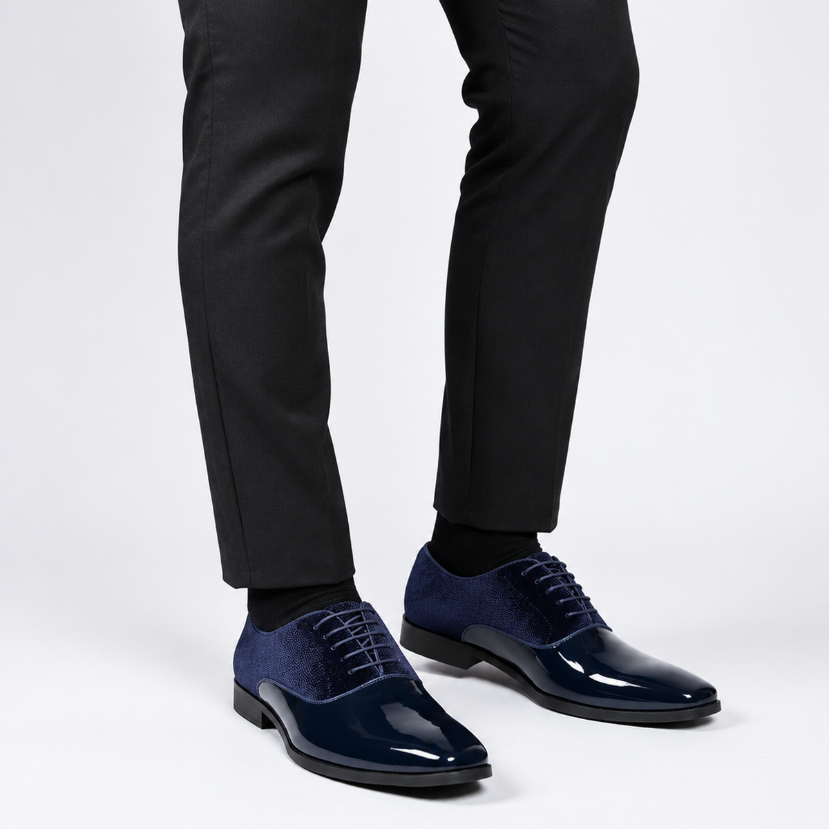 Chaussure habillée vernie bleu marine homme portée avec pantalon de costume, empeigne texturée et bout verni