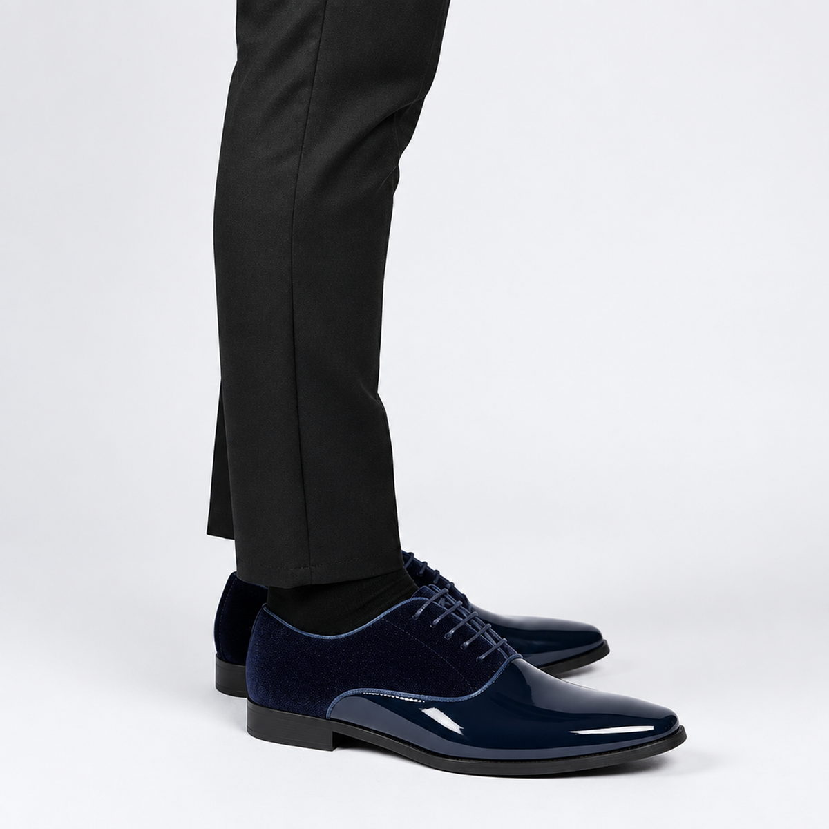 Gros plan sur les lacets et le cuir verni bleu marine d'une chaussure habillée homme