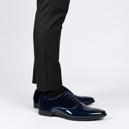 Gros plan sur les lacets et le cuir verni bleu marine d'une chaussure habillée homme