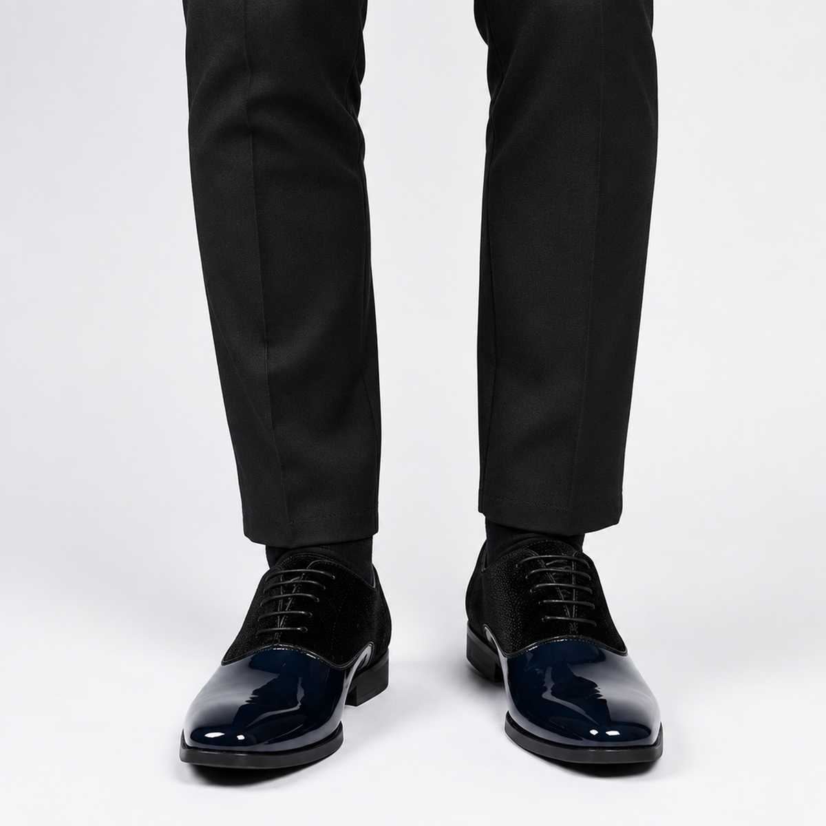 Paire de chaussures habillées vernies bleu marine homme, vue de face