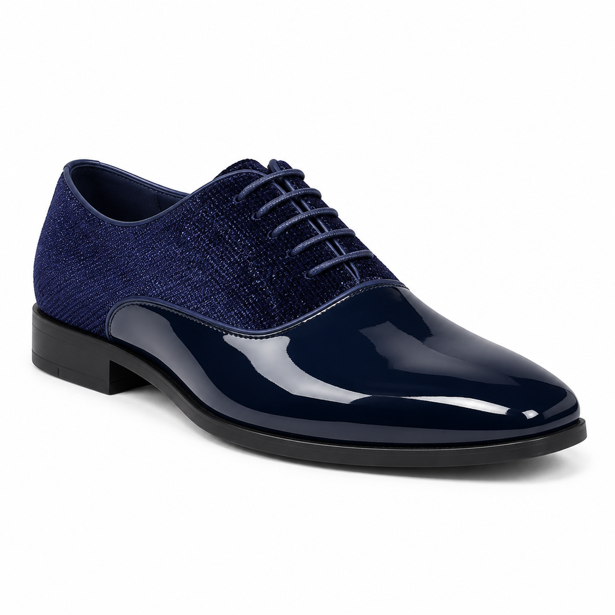 Chaussure habillée vernie bleu marine homme seule sur fond blanc, packshot studio