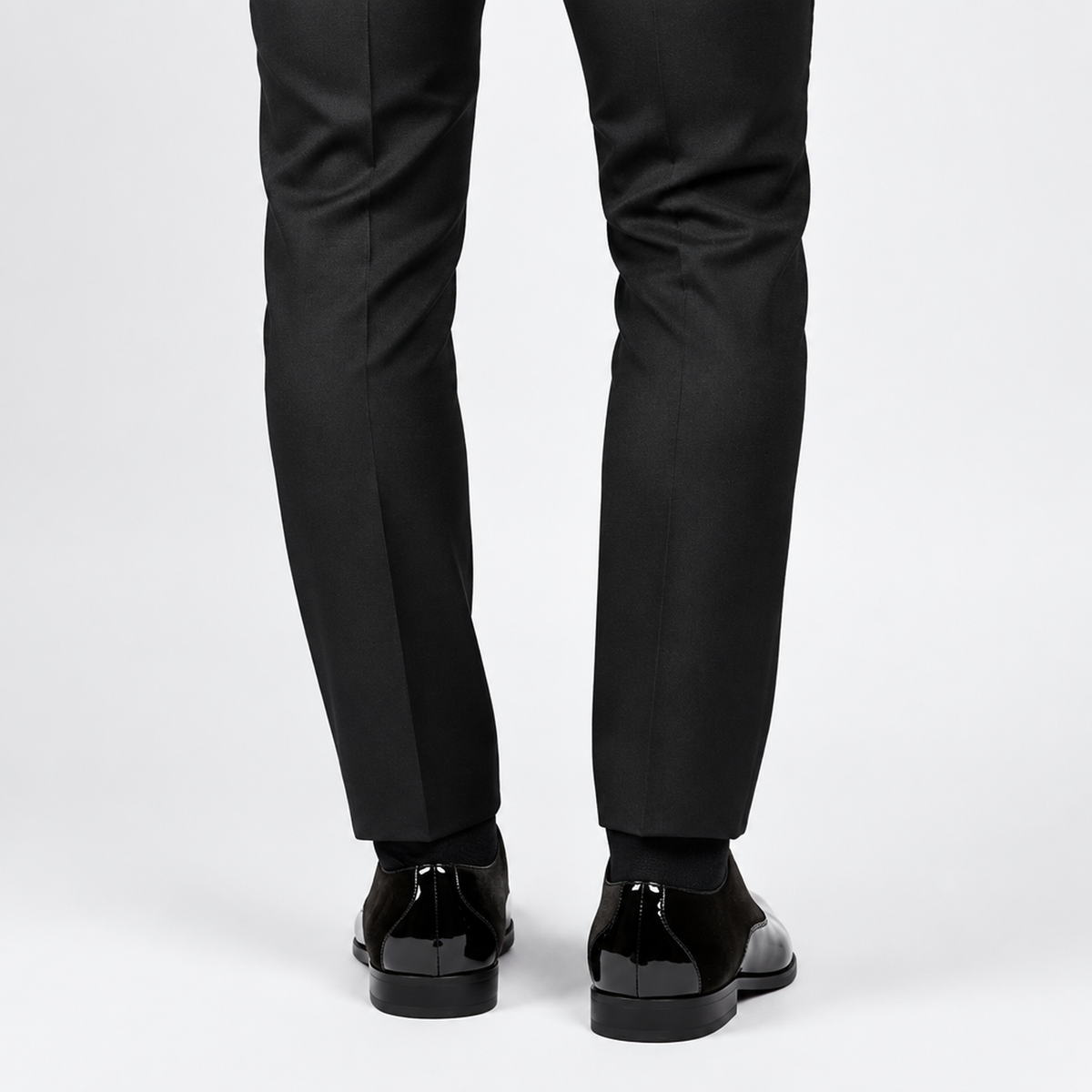 Paire de chaussures habillées vernies noires homme, vue arrière sur le talon