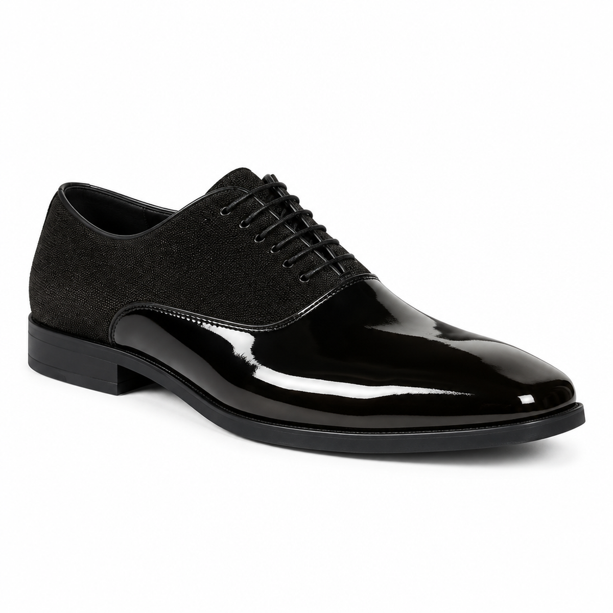 Chaussure habillée vernie noire homme seule sur fond blanc, packshot studio