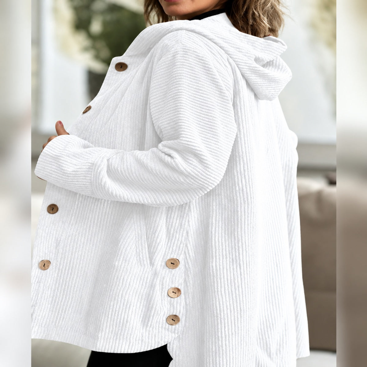Manteau femme blanc à capuche et boutons, vue devant portée par une mannequin