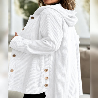 Manteau femme blanc à capuche et boutons, vue devant portée par une mannequin