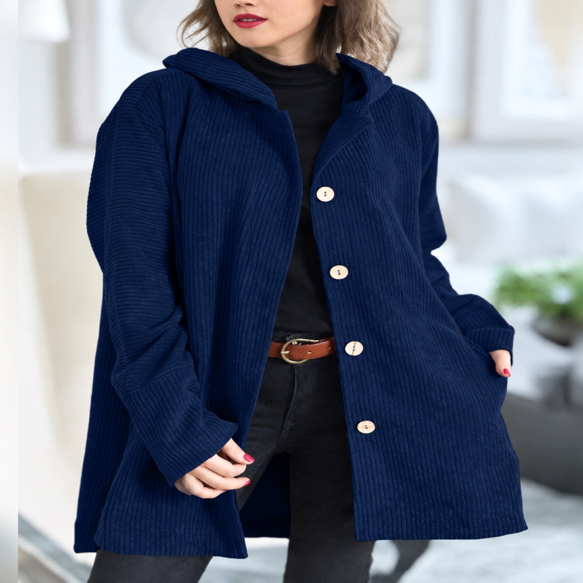 Manteau femme bleu marine à capuche et boutons, vue devant portée par une mannequin