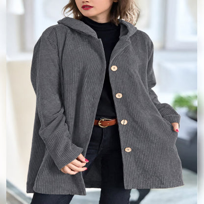 Manteau femme gris à capuche et boutons, vue devant portée par une mannequin