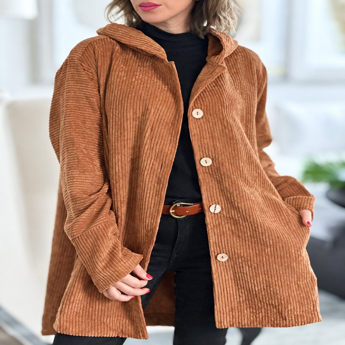 Manteau femme marron à capuche et boutons, vue devant portée par une mannequin