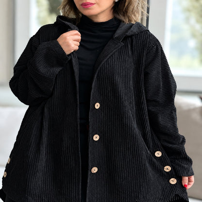 Manteau femme noir à capuche et boutons, vue devant portée par une mannequin