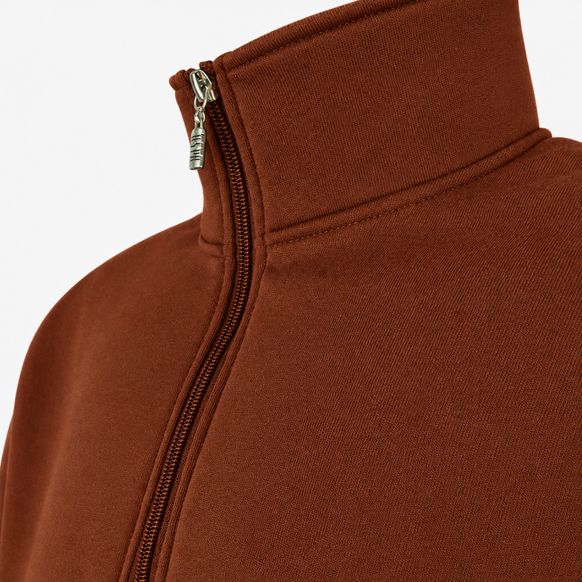 Détail du col zippé du sweat de jogging homme, coloris marron