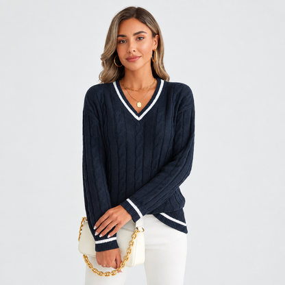 Pull femme col V rayé bleu marine, vue studio