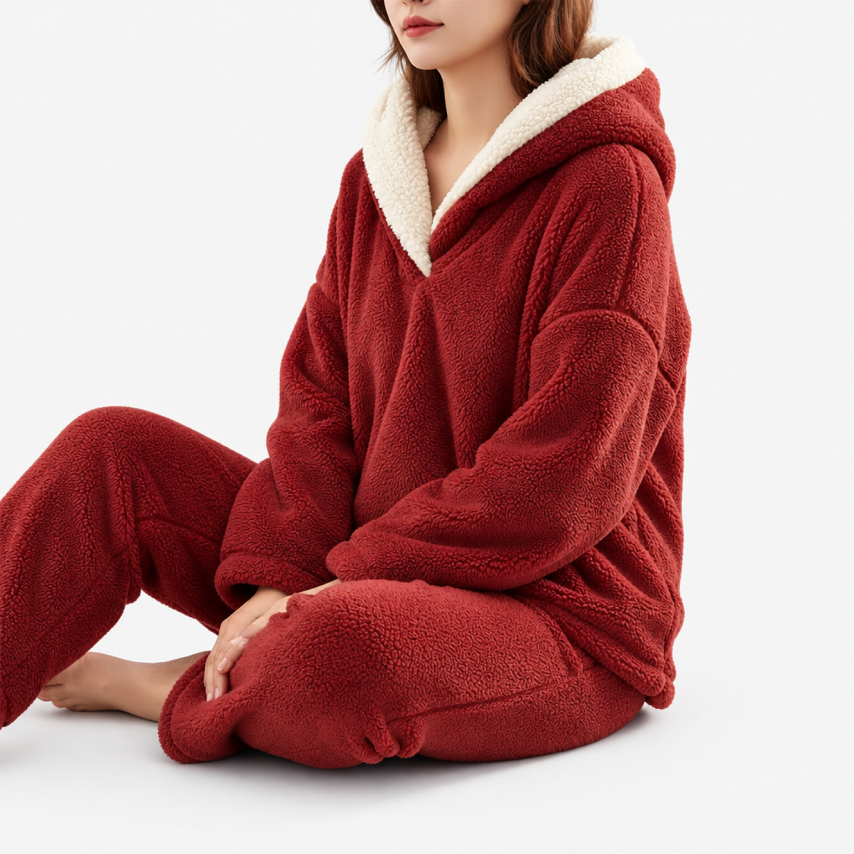 Ensemble polaire femme rouge, haut à capuche et pantalon, vue studio portée