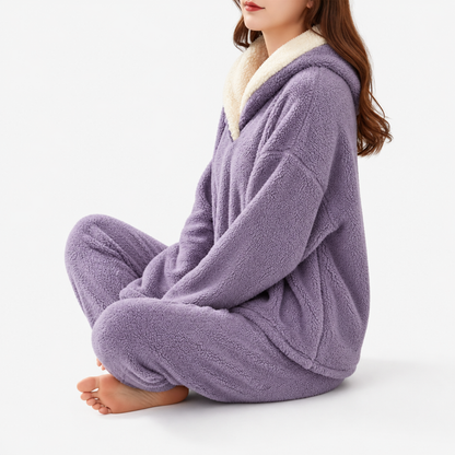 Ensemble polaire femme violet, haut à capuche et pantalon, vue studio portée assise
