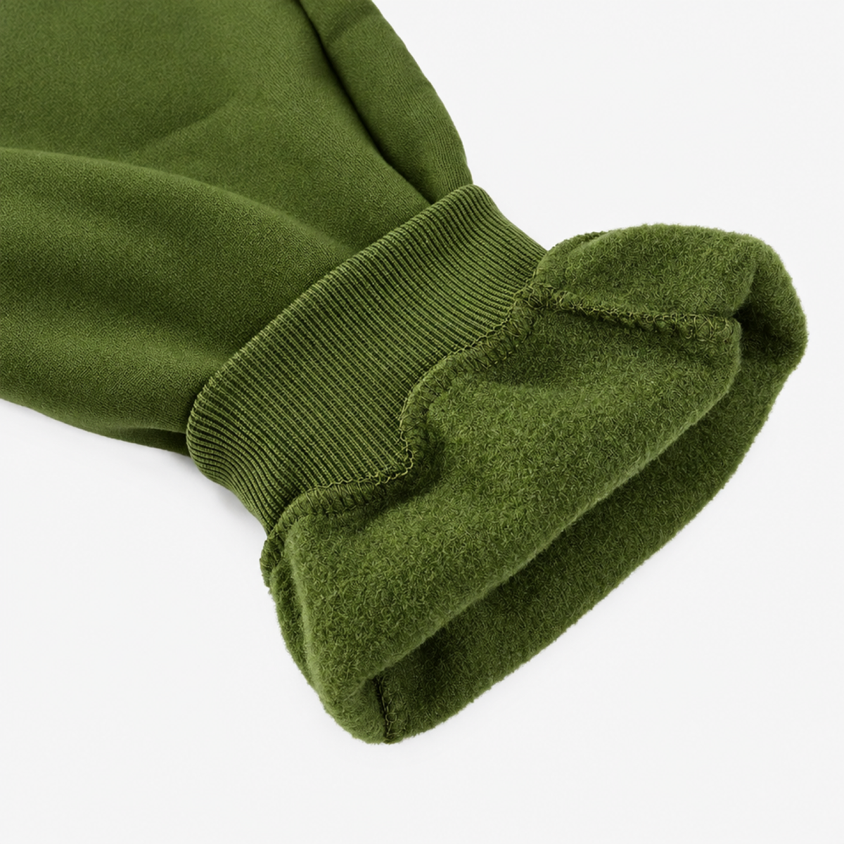 Détail du poignet en maille polaire du sweat de jogging homme