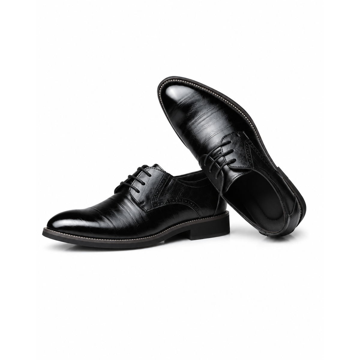 Paire de chaussures derby noires à lacets, vue trois-quarts