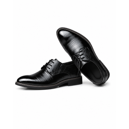 Paire de chaussures derby noires à lacets, vue trois-quarts