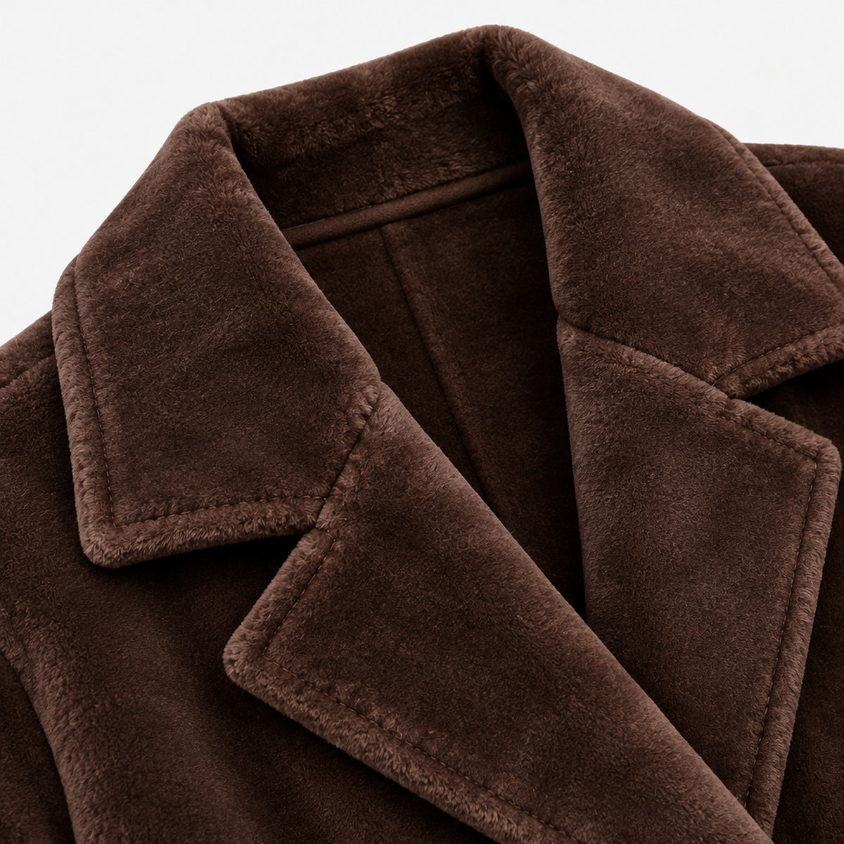 Détail du col et du tissu velours aspect suède du manteau grande taille femme