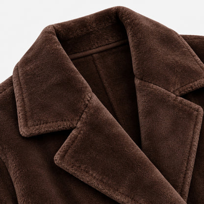 Détail du col et du tissu velours aspect suède du manteau grande taille femme