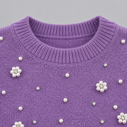 Détail du col rond et de la finition perlée du pull court, coloris violet