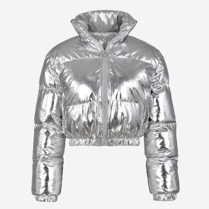 Doudoune courte brillante argentée pour femme, crop top col monté rembourré, vue studio