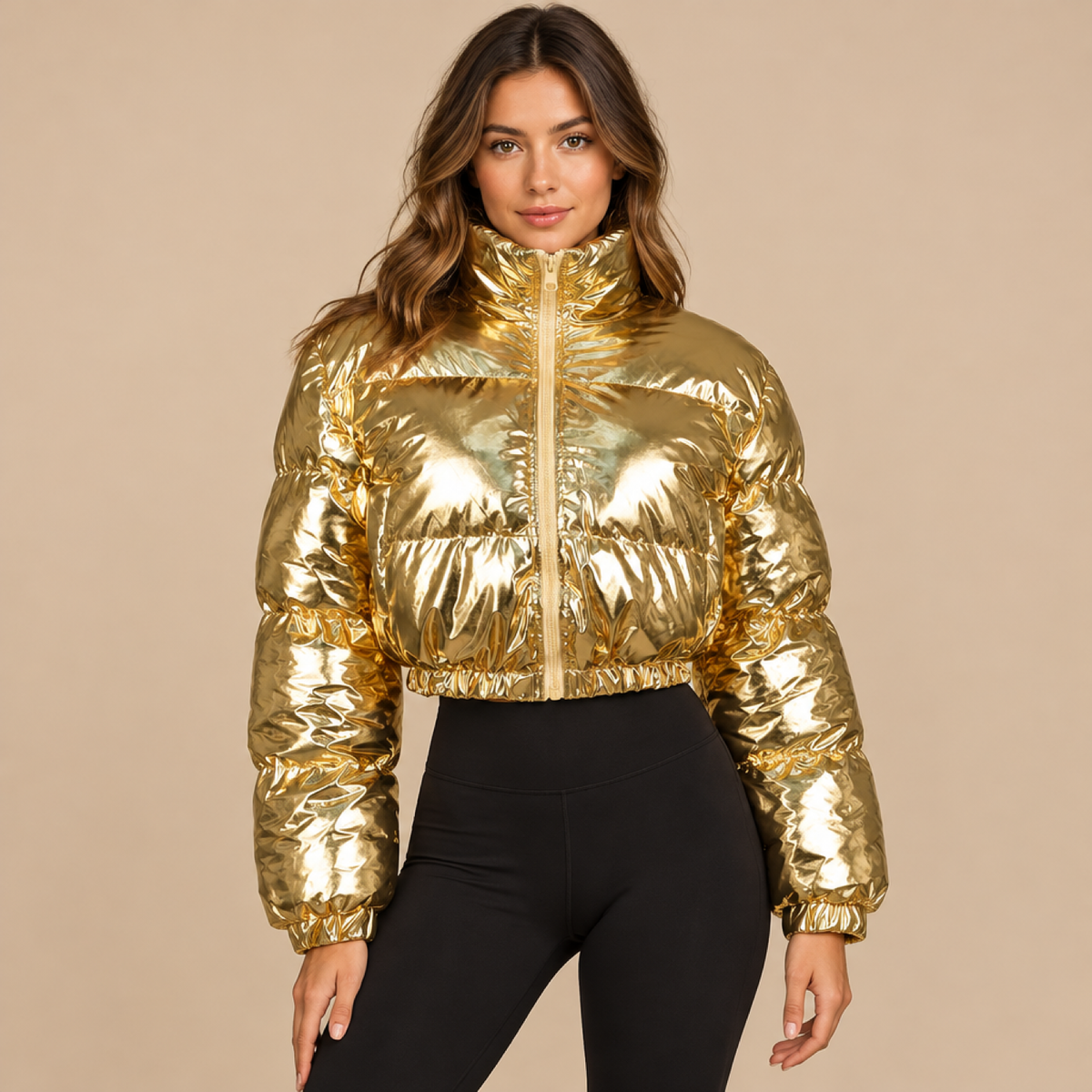 Femme portant la doudoune courte brillante dorée, photo studio