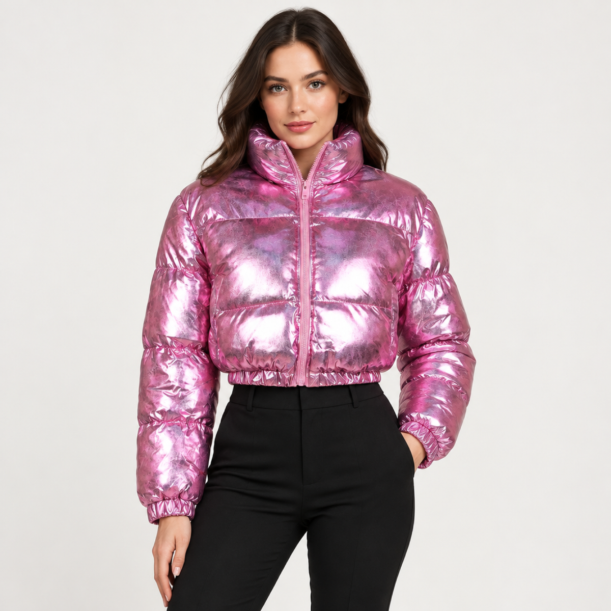 Femme portant la doudoune courte brillante rose, photo studio