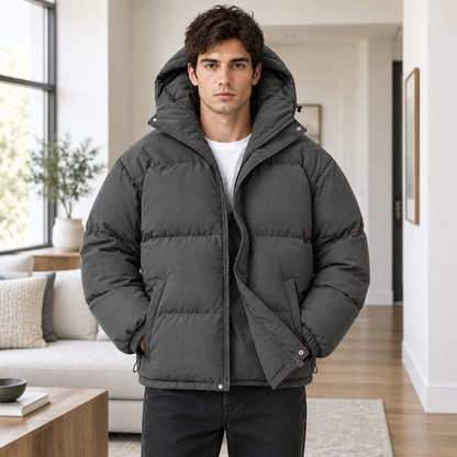 doudoune homme gris foncé, portée par un modèle en intérieur