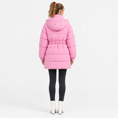 Doudoune longue rose portée, vue de dos avec capuche et longueur mi-cuisse