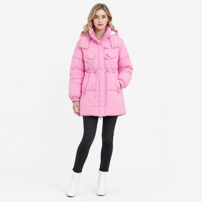 Femme portant la doudoune longue rose, vue de face avec cordon de serrage à la taille