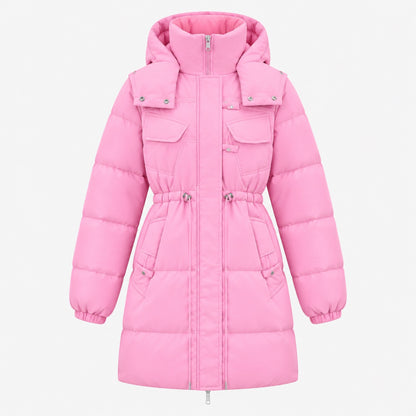 Doudoune longue femme rose à capuche, packshot sur fond blanc studio