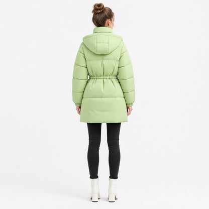 Doudoune longue vert pistache portée, vue de dos avec capuche et taille élastiquée