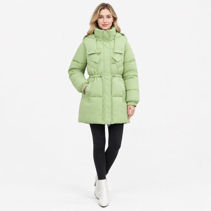Femme portant la doudoune longue vert pistache, vue de face avec taille cintrée par cordon