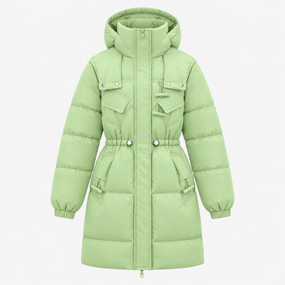 Doudoune longue femme vert pistache à capuche, packshot sur fond blanc studio