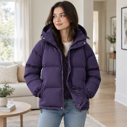 doudoune homme violet, portée par un modèle en intérieur