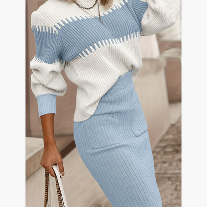Ensemble femme jupe côtelée et pull col montant bleu clair, vue de face en extérieur