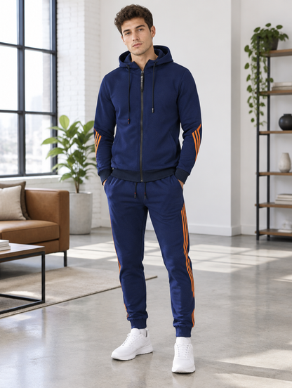 Homme portant l'ensemble jogging bleu marine à capuche, veste zippée et pantalon bandes contrastées, en extérieur