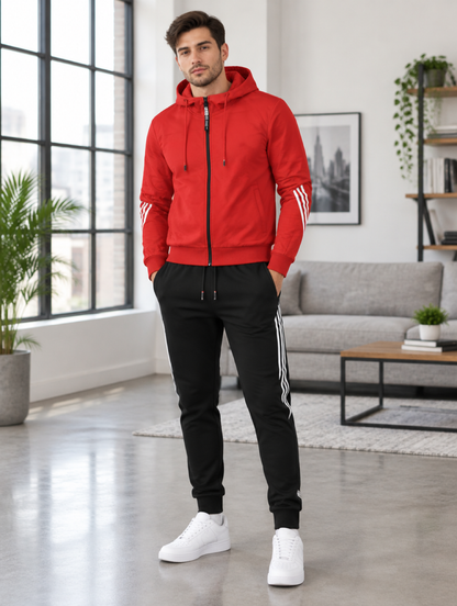 Homme portant l'ensemble jogging rouge à capuche, veste zippée et pantalon noir bandes contrastées, en extérieur