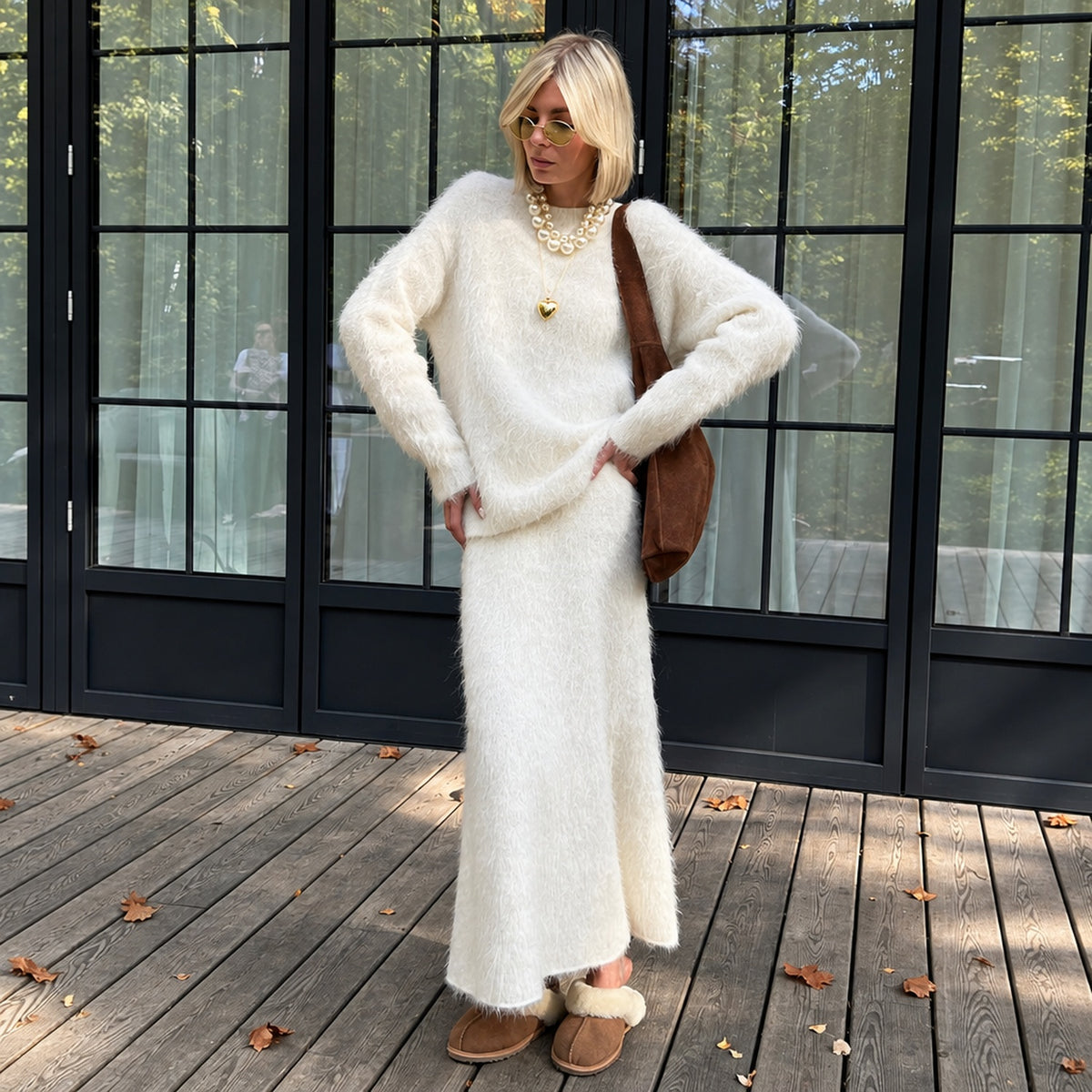 Ensemble jupe et pull en maille duveteuse blanche, vue de face, porté avec des chaussons en mouton