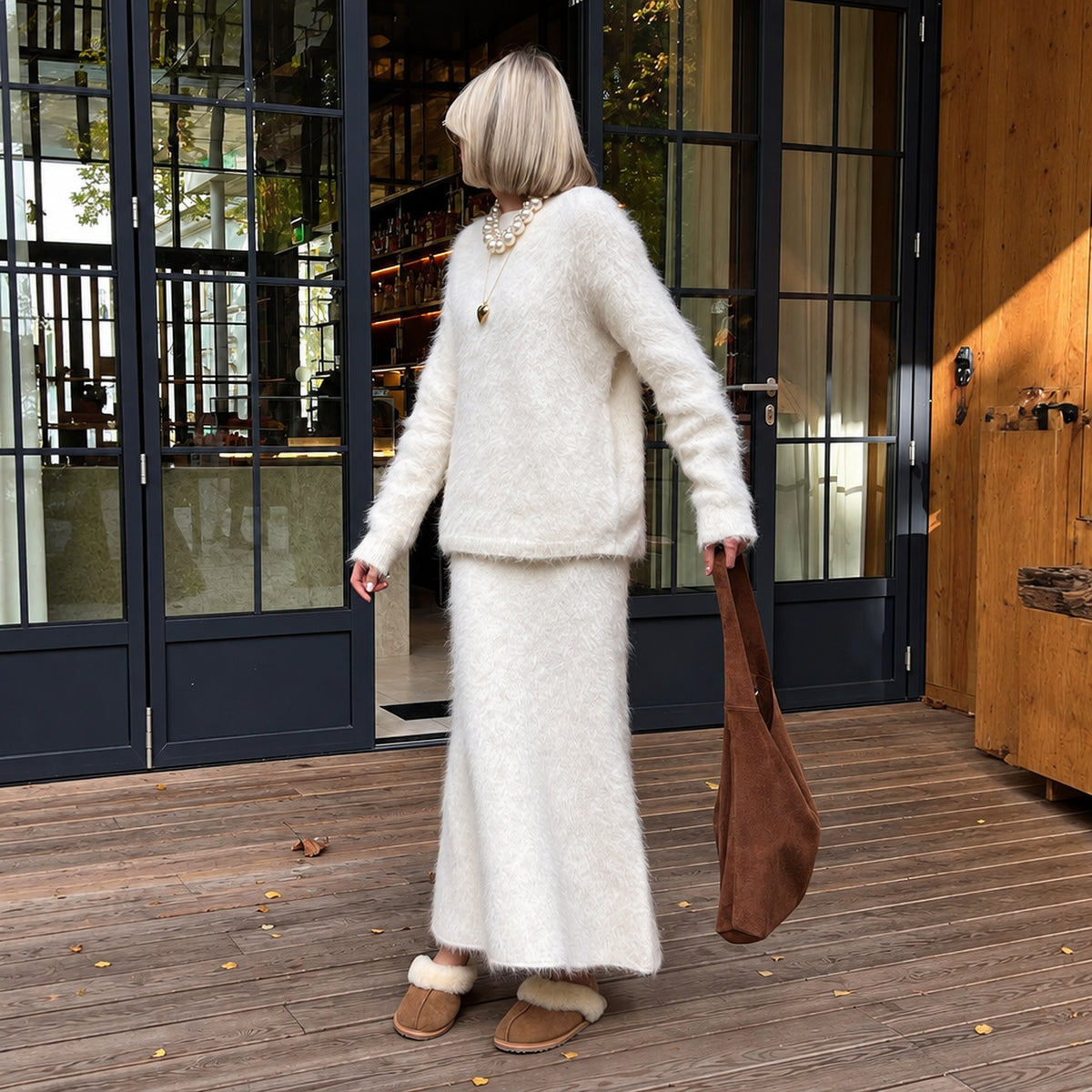 Ensemble jupe taille haute et pull en maille duveteuse blanche, vue de dos