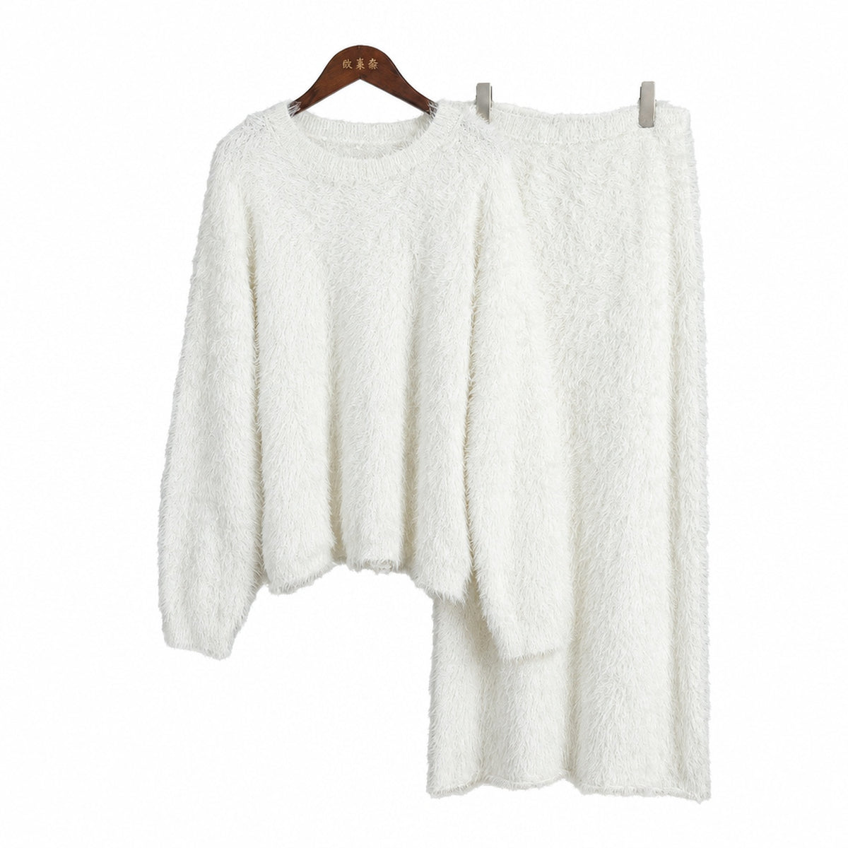 Ensemble jupe et pull en maille duveteuse blanche présenté sur cintre, vue à plat