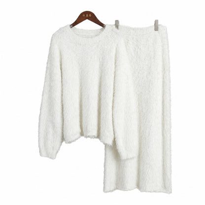 Ensemble jupe et pull en maille duveteuse blanche présenté sur cintre, vue à plat